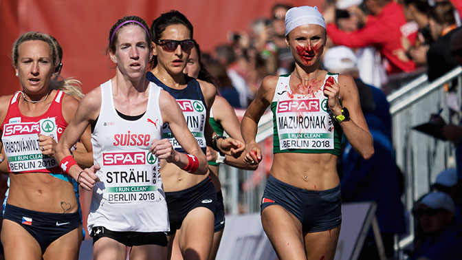 Истекающая кровью бегунья выиграла марафон на чемпионате Европы