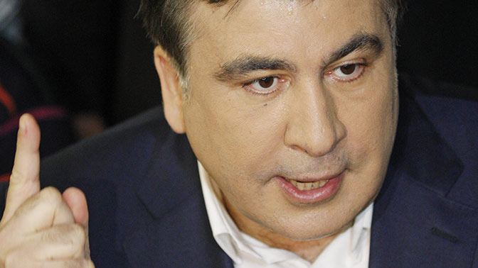 Саакашвили забрался на крышу дома и угрожает прыгнуть вниз