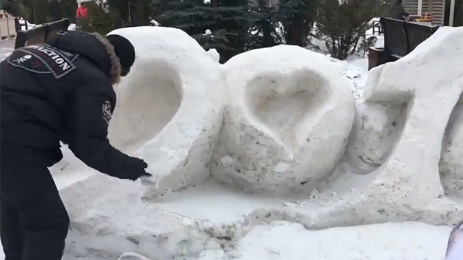 В Красноярске коммунальщики элитного поселка покрасили снег в белый цвет