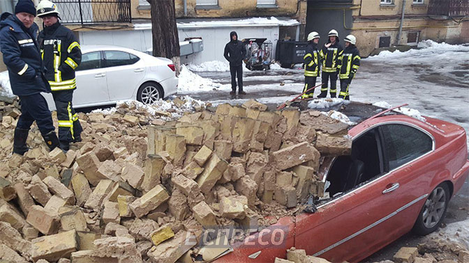 В центре Киева рухнувшая стена раздавила Lexus и BMW