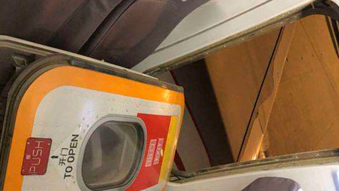 В КНР пассажир хотел «проветрить самолет» и открыл аварийный люк