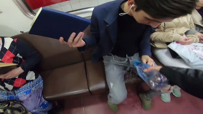 В метро обливают. Феминистка обливает людей в метро отбеливателем. Облила водой в метро. Девушка обливала мужчин в метро.