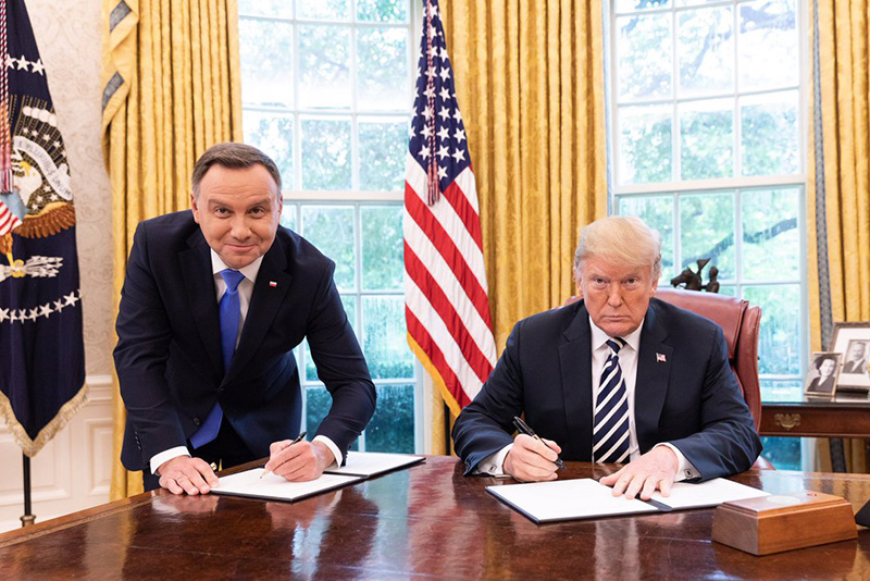 Польский президент Анджей Дуда готов истратить миллиарды на строительство американской военной базы под названием «Форт Трамп».