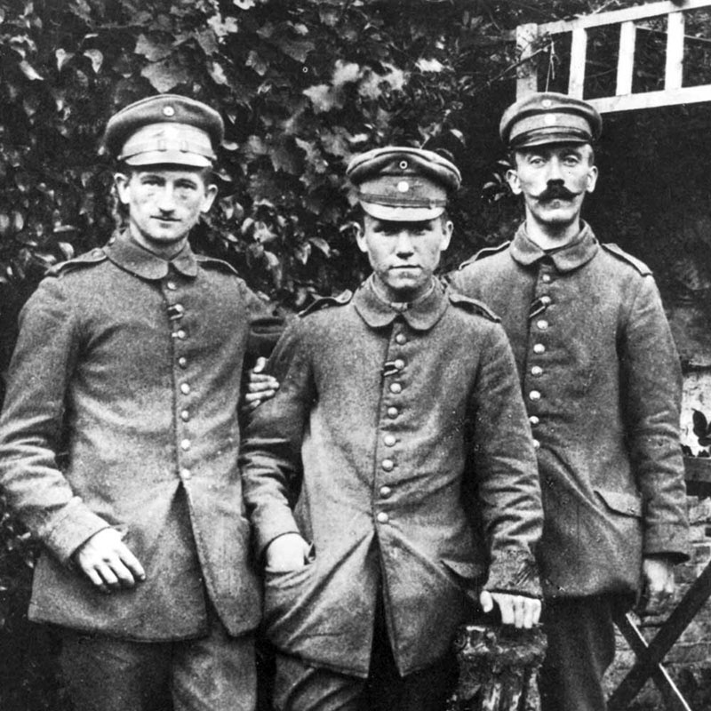 Ефрейтор Адольф Гитлер - крайний справа.