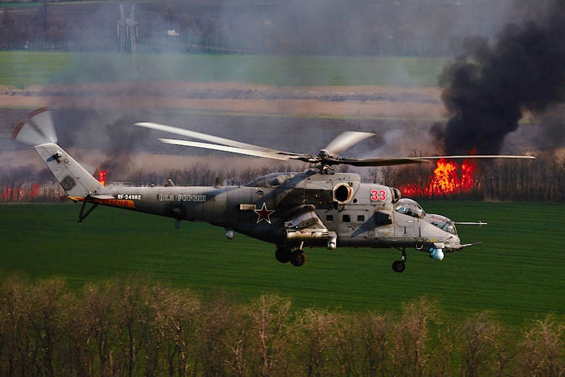 Экипажи ударных вертолётов Ми-35 регулярно отрабатывают элементы сложного пилотажа с ведением воздушного боя на малых высотах.