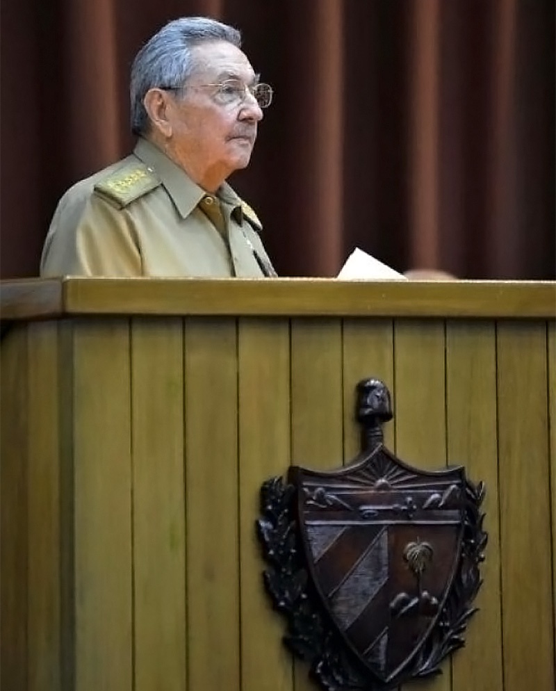 Первый секретарь ЦК Компартии Кубы Рауль Кастро выступает на чрезвычайной сессии парламента республики.