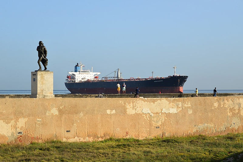 Венесуэльский танкер входит в порт Гаваны.