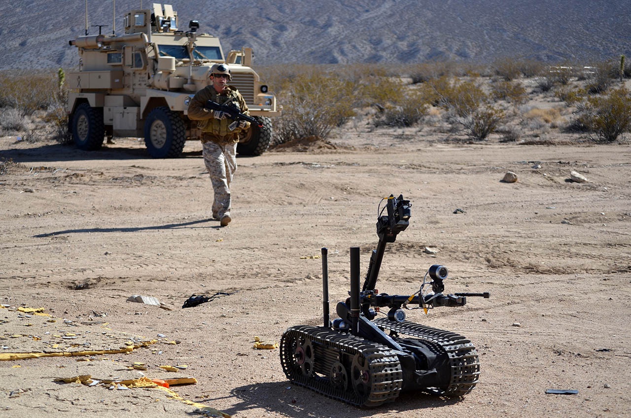 Весьма широко используется робот «Талон» массой до 70 кг, который, кроме разведывательного оборудования, может нести пулемёт и автоматический гранатомёт.