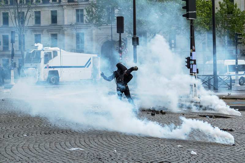 Участник беспорядков, возникших во время первомайской демонстрации в Париже.