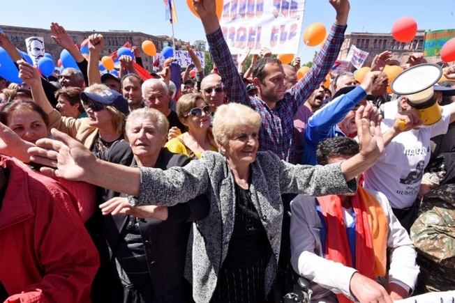 Участники митинга сторонников лидера оппозиции в Армении Никола Пашиняна на площади Республики в Ереване.