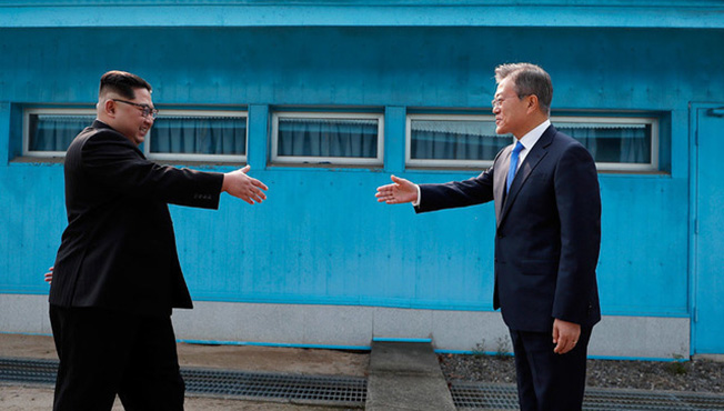 Лидеры КНДР и Южной Кореи успешно провели встречу и объявили Пханмунджонскую декларацию.