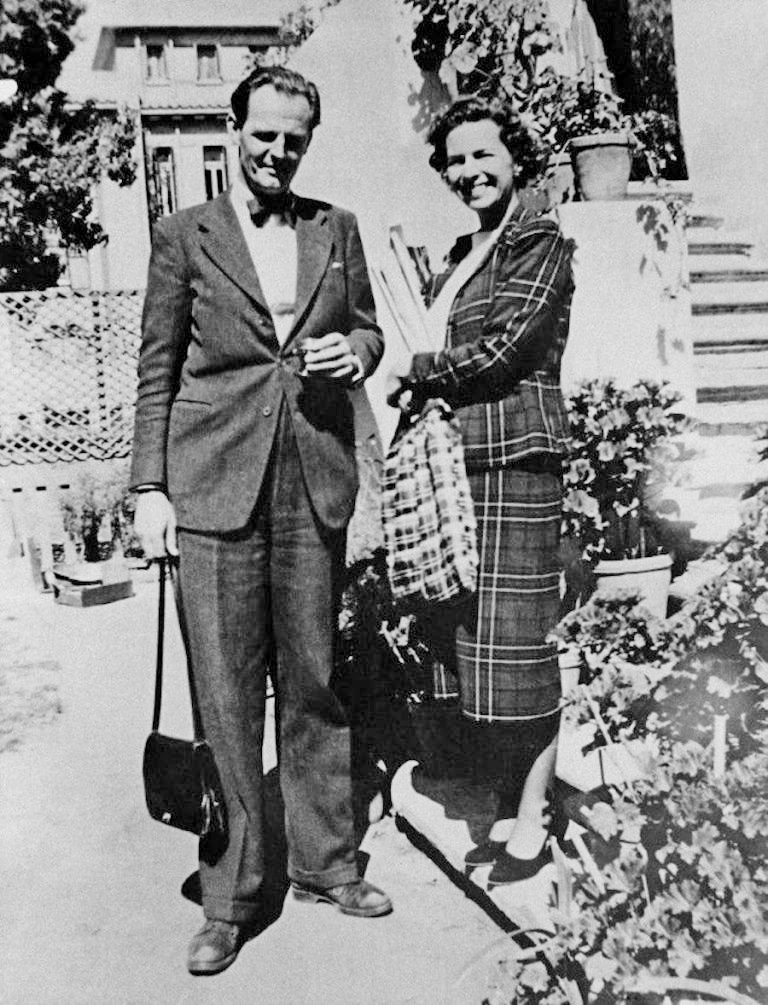 Дональд Дюарт Маклэйн, британский дипломат и советский агент, с женой