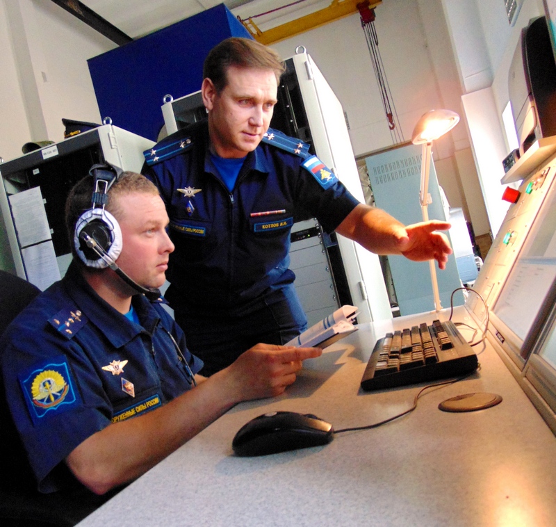 На пульте управления тренажёром капитан С.Карауш (слева) и подполковник И.Котлов