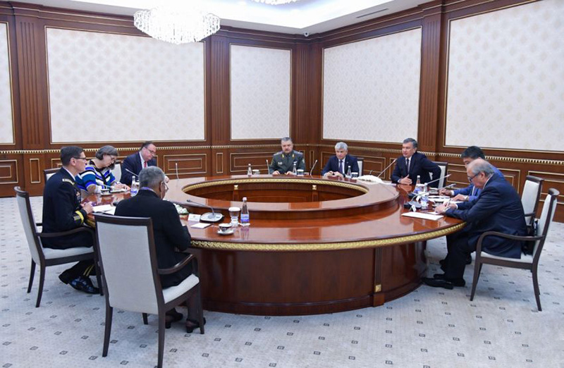 Встреча президента Узбекистана Шавката Мирзиеева с командующим Центральным командованием Вооруженных сил США генералом Джозефом Вотелом.