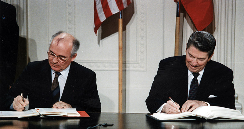 Подписание Договора между СССР и США о ликвидации ракет средней и меньшей дальности.