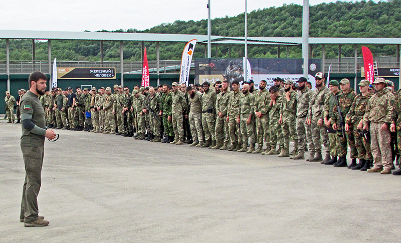 Помощник главы Чечни по силовому блоку Даниил Мартынов (слева) приветствует участников соревнований.