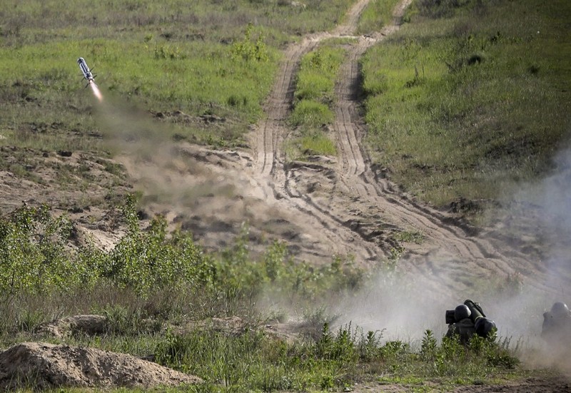Первые испытания вооруженными силами Украины (ВСУ) противотанкового ракетного комплекса Javelin.
