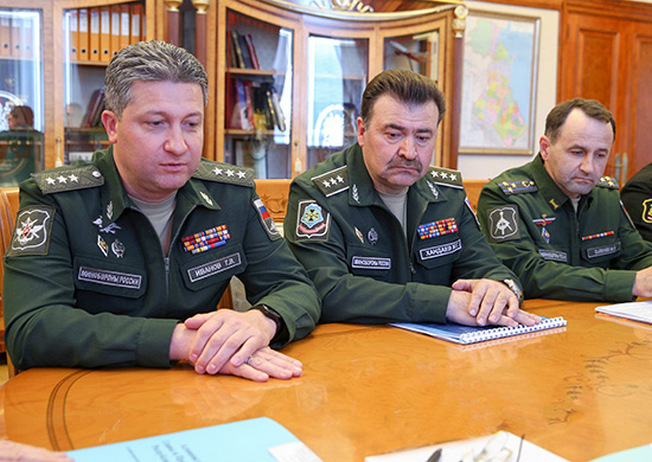 Заместитель министра обороны России Тимур Иванов (слева) в ходе рабочей поездки в Дагестан.