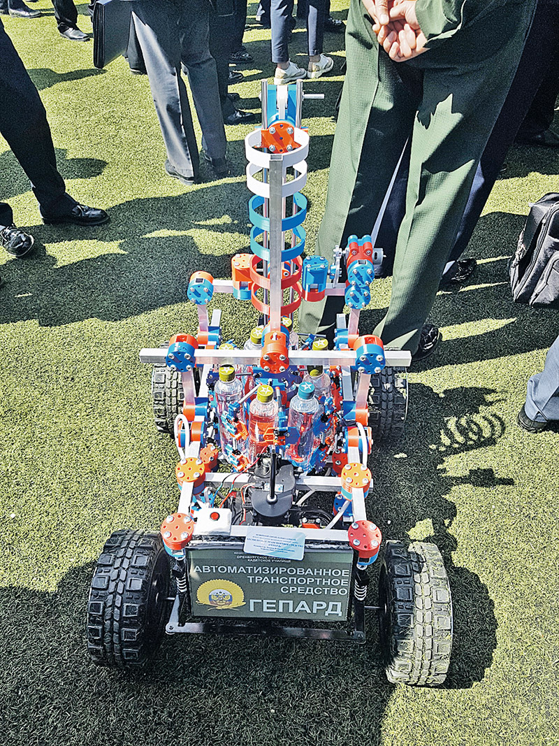 Этот робот пока способен перевозить лишь бутылки с водой. Но кадеты-изобретатели уверены, что их машина сможет доставлять боеприпасы на поле боя.