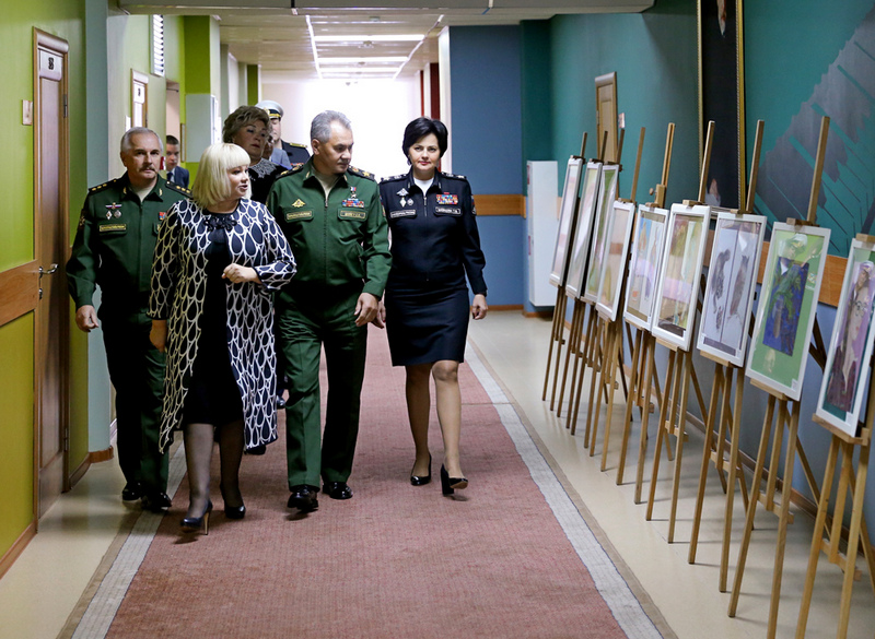 Министру обороны России показывают художественные работы воспитанниц.