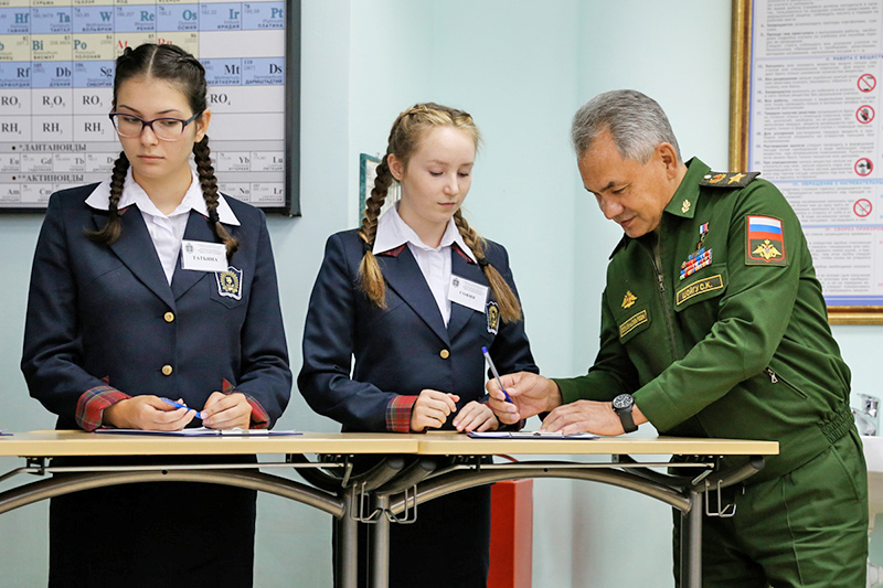 Министр обороны России генерал армии Сергей Шойгу с воспитанницами Пансиона.