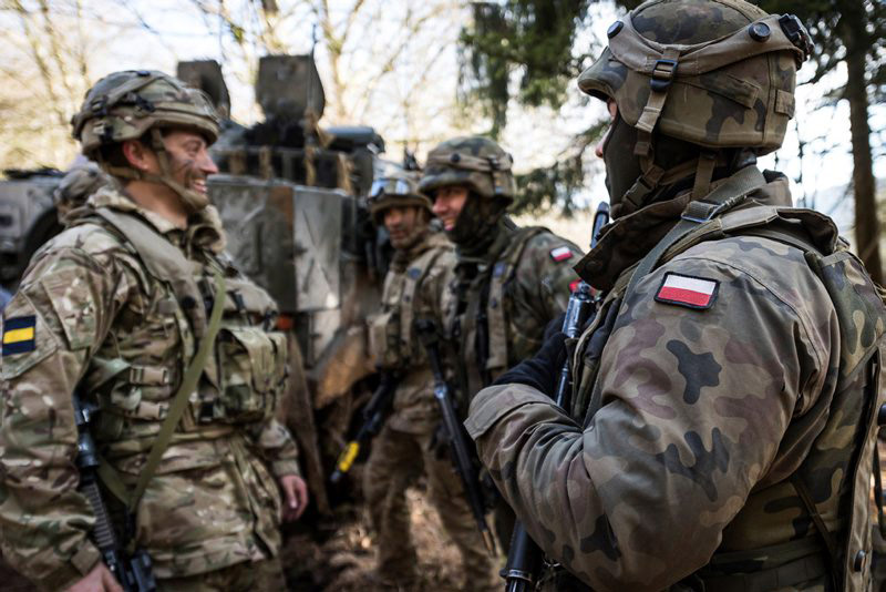 Британские солдаты вместе с польскими на учениях НАТО.