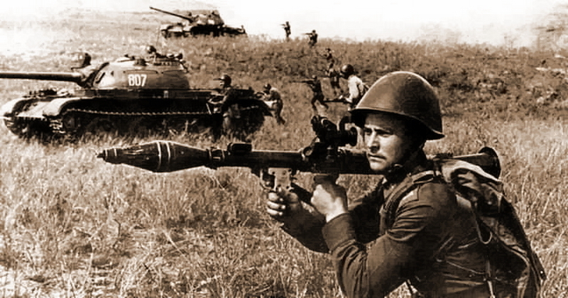 Ручной противотанковый гранатомет РПГ-7 в Советской армии.