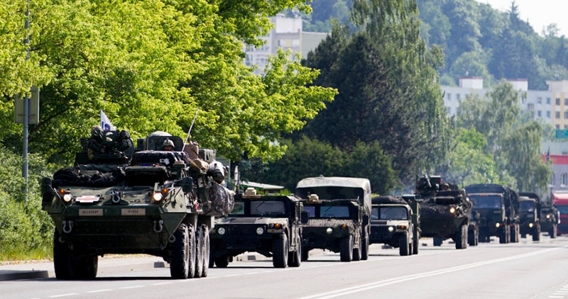Колонна войск НАТО. 