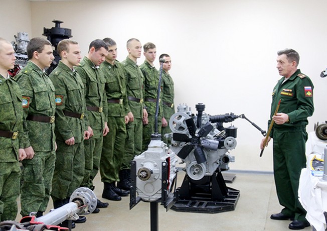 Военнослужащие инженерного соединения ЮВО провели мастер-класс для студентов военной кафедры Донского госуниверситета.