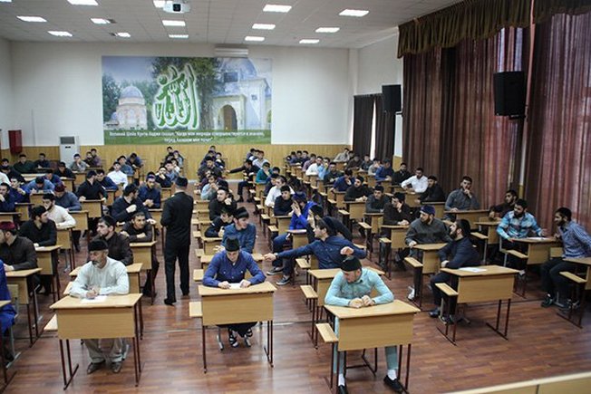 На занятиях в Российском Исламском университете им.Кунта-хаджи.