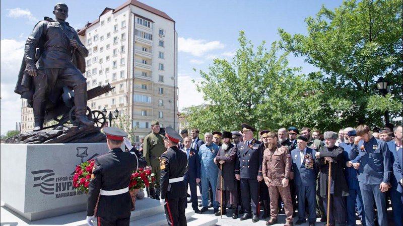 Открытие в центре Грозного памятника Герою Советского Союза Ханпаше Нурадилову.
