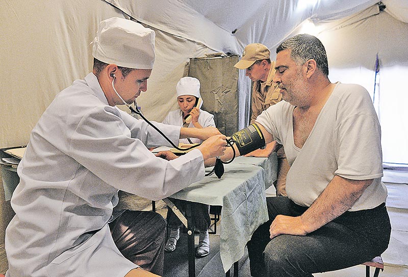 Житель Пальмиры на приеме у российского врача на территории российского госпиталя.