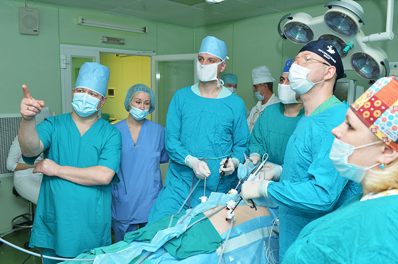 А.В. Есипов на операции в урологическом центре 3-го ЦВКГ.