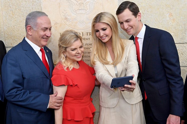 Сэлфи на память - чета Нетаньяху с Джаредом Кушнером и Иванкой Трамп.