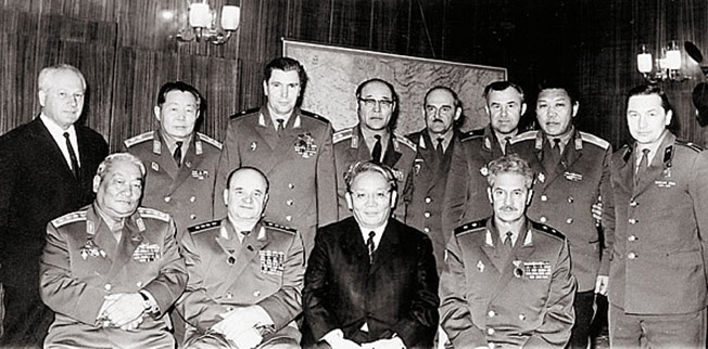 Генерал армии Ивашутин (сидит второй слева) с делегацией коллег из МНР.
