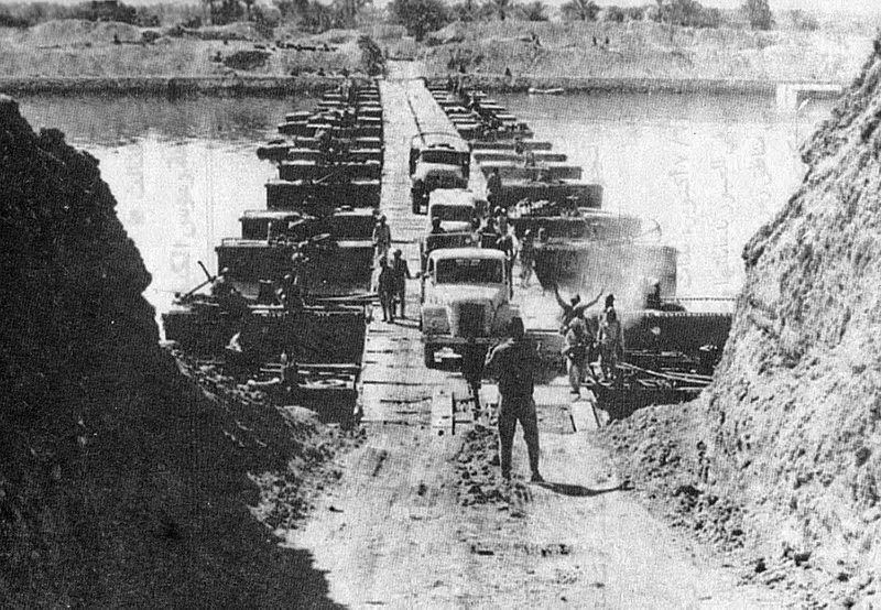 Египетские войска форсируют Суэцкий канал.