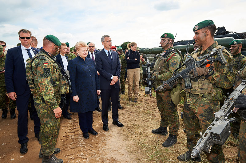Президент Литвы Даля Грибаускайте и генсек Североатлантического альянса Йенс Столтенберг встречаются с военными во время учений НАТО.