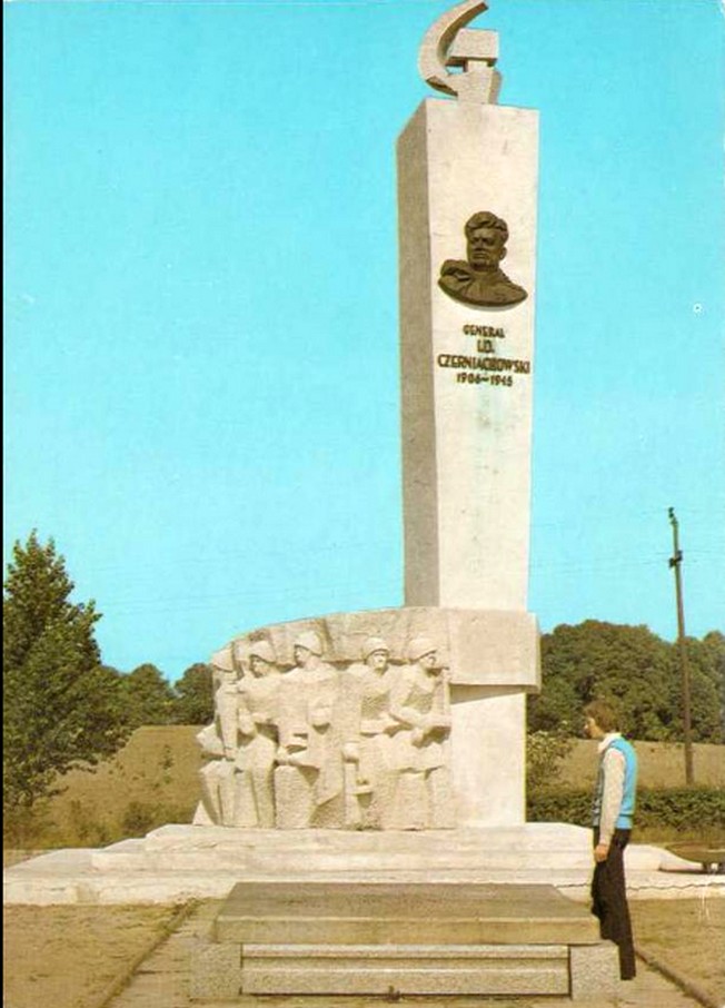 Так выглядел памятник генералу Ивану Черняховскому в 70-е.