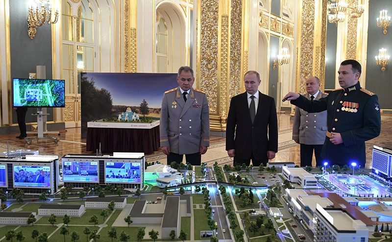 Президент РФ В.Путин и министр обороны С.Шойгу у макета технополиса.