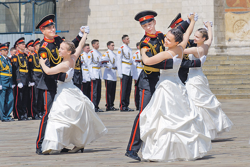 Совместный вальс суворовцев и воспитанниц пансиона стал жемчужиной выпускного торжества.