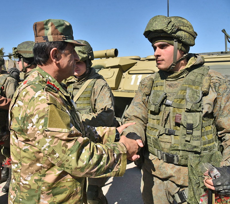 Сирийский генерал благодарит российских военспецов.