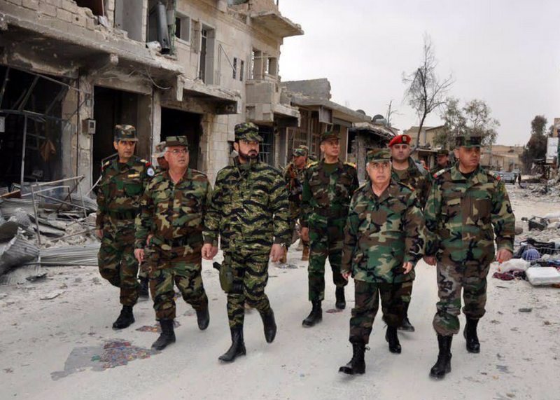 Генерал Сухел с сирийскими военными.