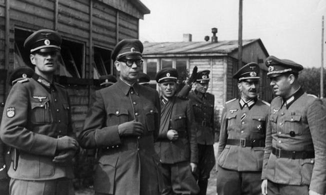 Бывший советский генерал Власов с немецкими офицерами. В рядах предателей Снегова не было.
