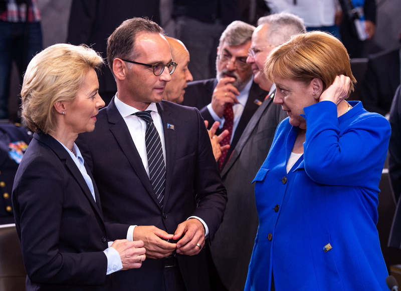 Канцлер ФРГ Ангела Меркель и министр обороны германского государства Урсула фон дер Ляйен.