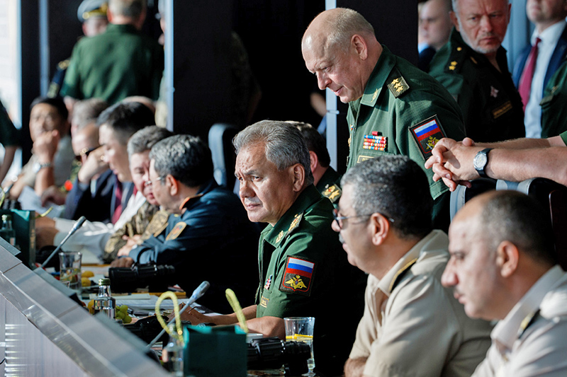 Министр обороны России генерал армии Сергей Шойгу на трибуне в 2017 году. 