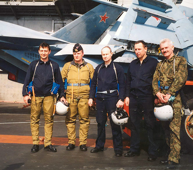 Тимур Апакидзе со своими товарищами на палубе крейсера «Адмирал Кузнецов».