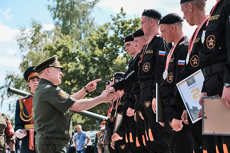 Главнокомандующий Сухопутными войсками, генерал-полковник О.Салюков нагрждает экипаж А.Демьянова.