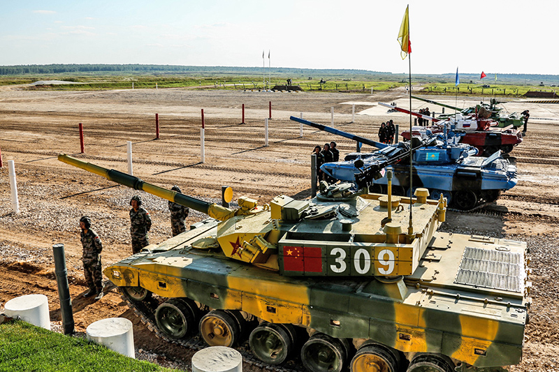 Китайский танк Type-96 и танки Т-72Б3 российского производства на старте.