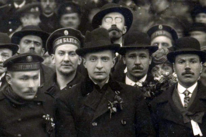 Александр Керенский с матросами после Февральской революции.