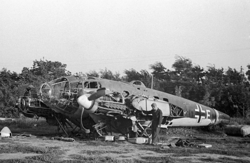 Сбитый немецкий бомбардировщик «Хейнкель» He-111.
